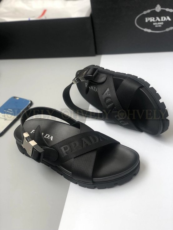 프라다 크로스 버클 스트랩 샌들