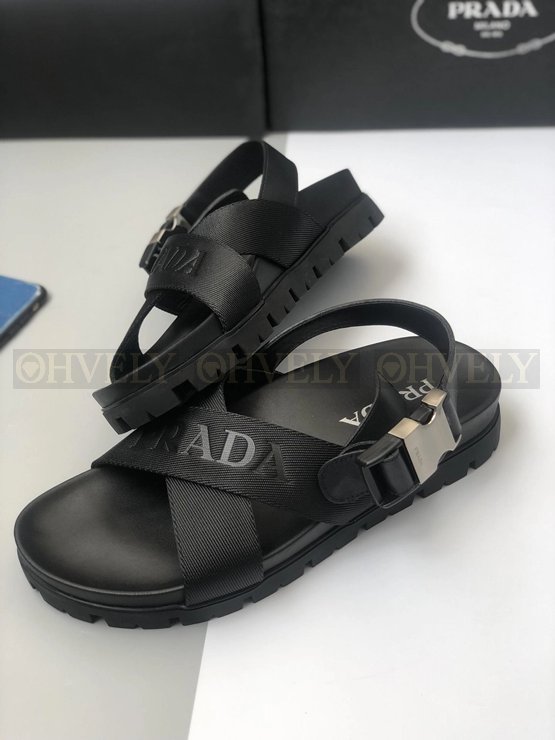 프라다 크로스 버클 스트랩 샌들