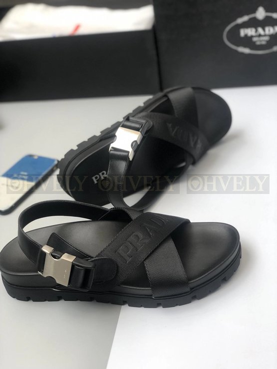 프라다 크로스 버클 스트랩 샌들