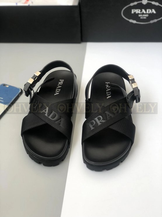 프라다 크로스 버클 스트랩 샌들