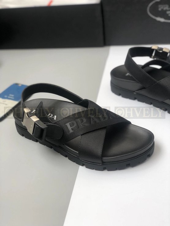 프라다 크로스 버클 스트랩 샌들