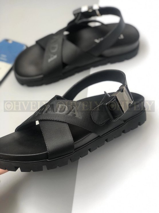 프라다 크로스 버클 스트랩 샌들