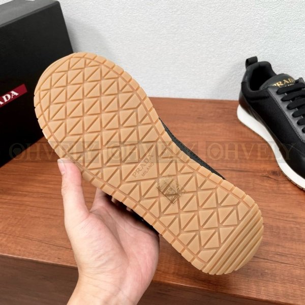 프라다 프랙스 01 스니커즈