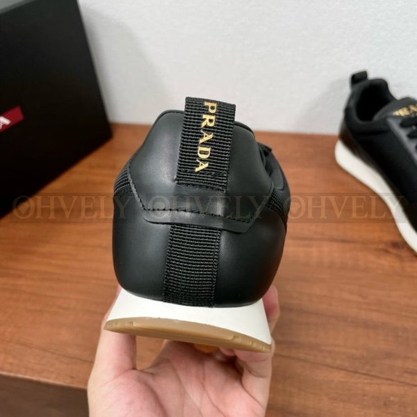 프라다 프랙스 01 스니커즈