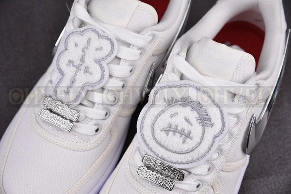 나이키x트래비스 스캇 에어포스 1 로우 화이트