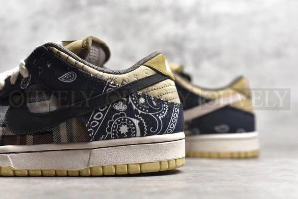 나이키x트래비스 스캇 SB 덩크 로우