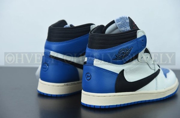 나이키 조던 1 x 트래비스 스캇 x 프라그먼트 레트로 하이 OG SP 밀리터리 블루