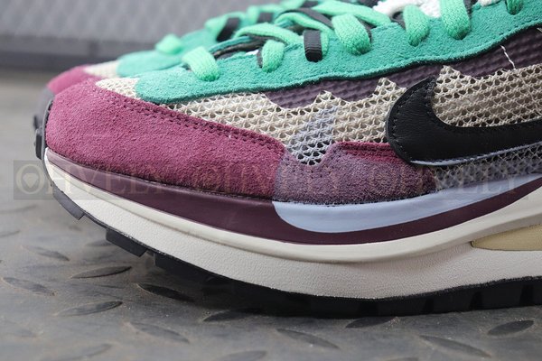 나이키 X 사카이 베이퍼와플 스트링 블랙 빌런 레드