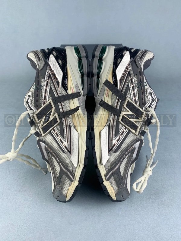 뉴발란스 1906A 실버 메탈릭 캐슬락