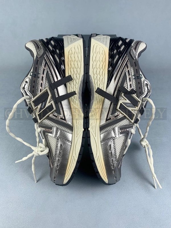 뉴발란스 1906A 실버 메탈릭 캐슬락