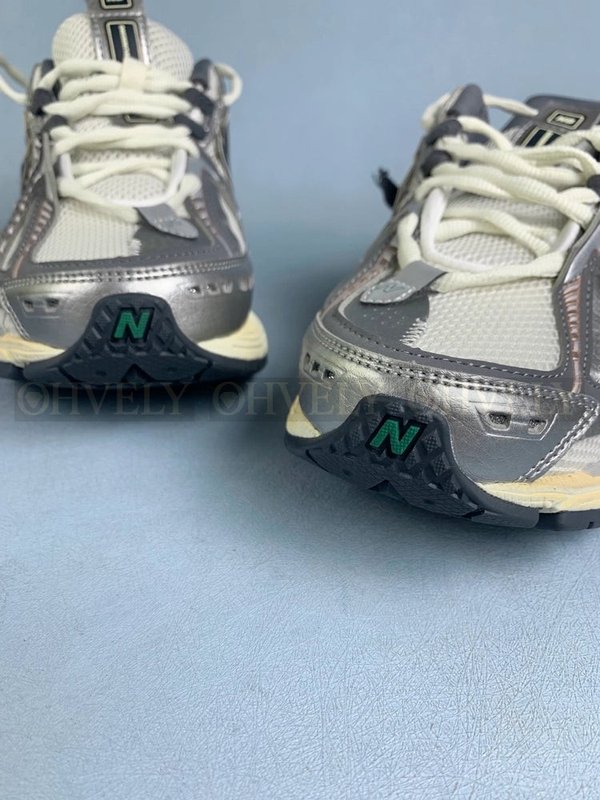 뉴발란스 1906A 실버 메탈릭 캐슬락