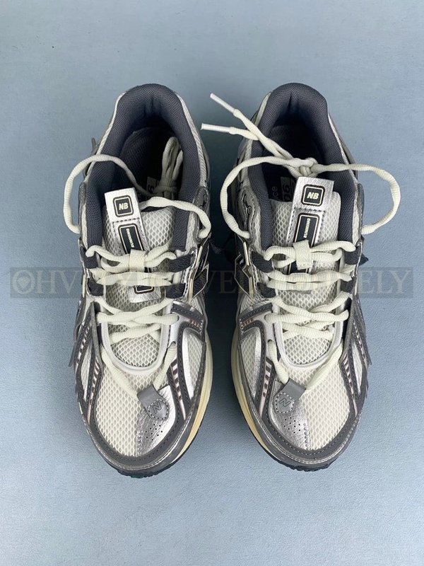 뉴발란스 1906A 실버 메탈릭 캐슬락