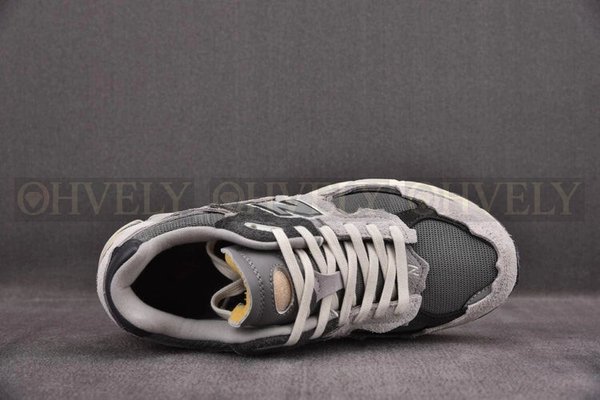 뉴발란스 2002R 프로텍션 팩 레인 클라우드