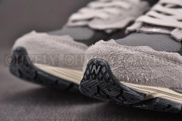 뉴발란스 2002R 프로텍션 팩 레인 클라우드