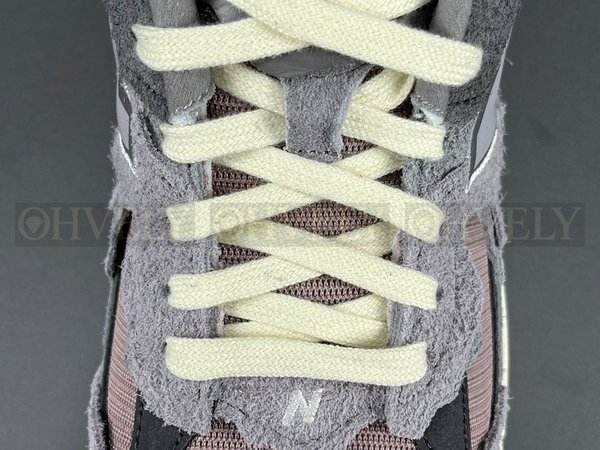 뉴발란스 2002R 프로텍션 팩 징크 에펠탑