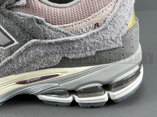 뉴발란스 2002R 프로텍션 팩 징크 에펠탑