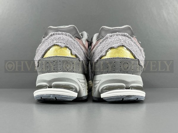 뉴발란스 2002R 프로텍션 팩 징크 에펠탑