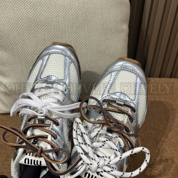 뉴발란스 x 미우 미우 530 SL 메탈릭 레더 앤 메쉬 스니커즈 실버