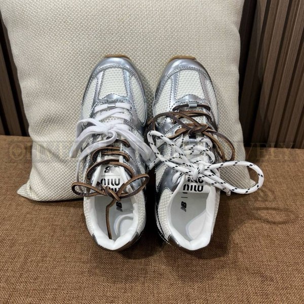 뉴발란스 x 미우 미우 530 SL 메탈릭 레더 앤 메쉬 스니커즈 실버