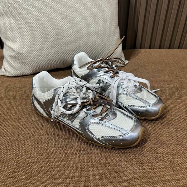 뉴발란스 x 미우 미우 530 SL 메탈릭 레더 앤 메쉬 스니커즈 실버