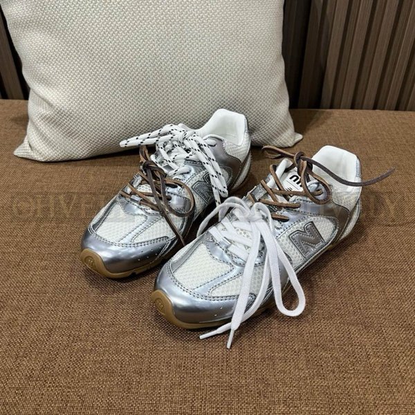 뉴발란스 x 미우 미우 530 SL 메탈릭 레더 앤 메쉬 스니커즈 실버