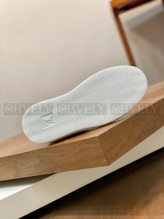 루이비통 타임 아웃 키링 스니커즈