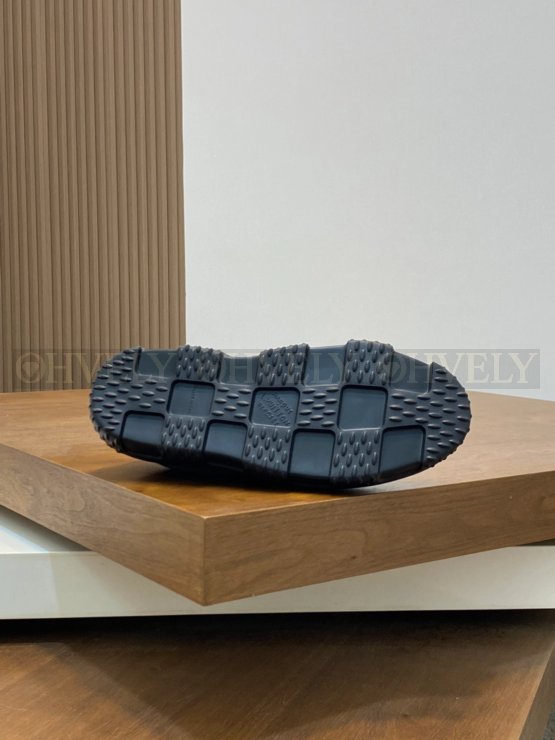 루이비통 스페이스 랜더 슬립온 블랙