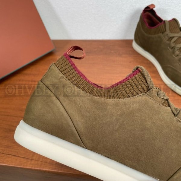 로로피아나 소호 워크 스니커즈 티 라이칸