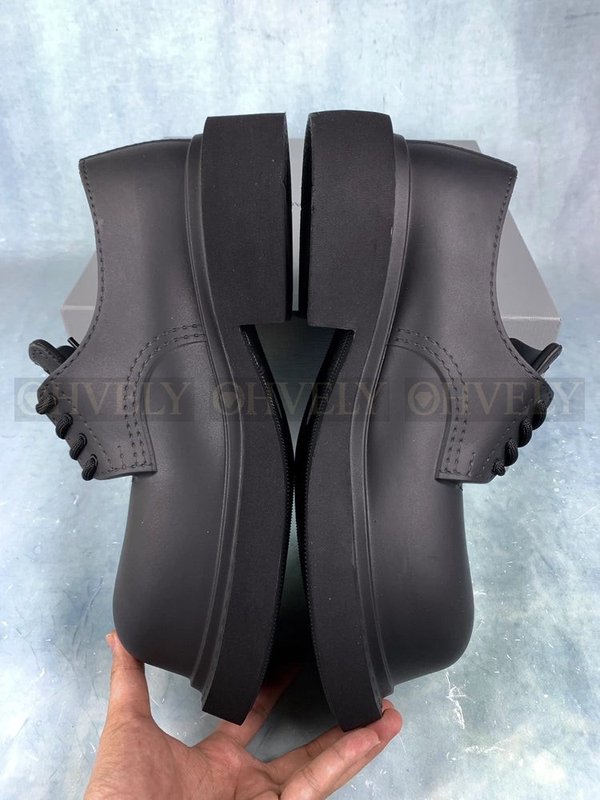 발렌시아가 스테로이드 더비 블랙