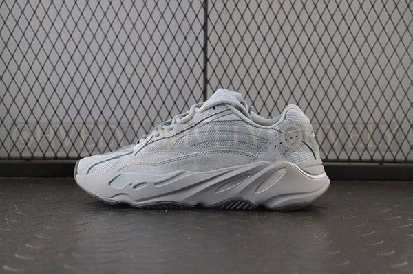 YEEZY 700 호스피탈 블루