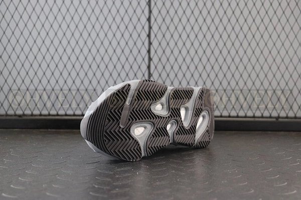 YEEZY 700 호스피탈 블루