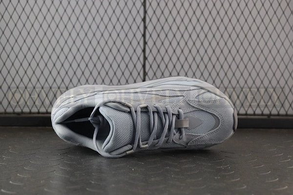 YEEZY 700 호스피탈 블루