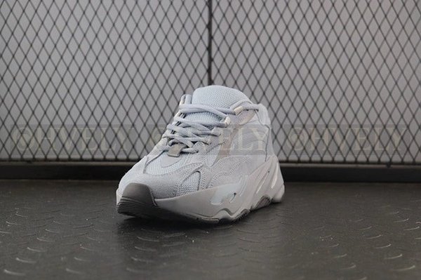 YEEZY 700 호스피탈 블루