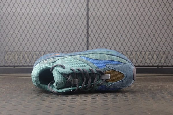 YEEZY 700 페디드 아주르