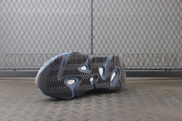 YEEZY 700 페디드 아주르