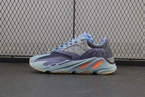 YEEZY 700 카본 블루