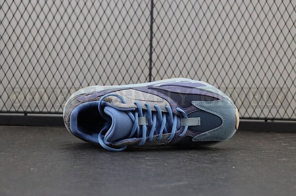 YEEZY 700 카본 블루