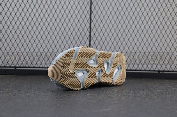 YEEZY 700 카본 블루