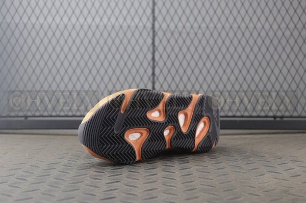 YEEZY 700 인플레임 앰버