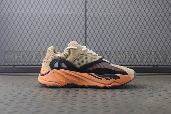 YEEZY 700 인플레임 앰버