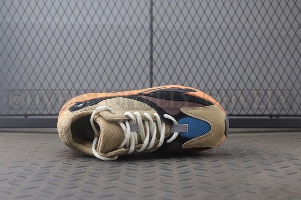 YEEZY 700 인플레임 앰버