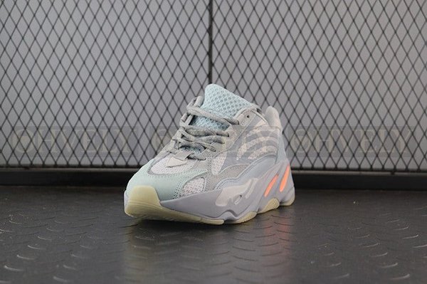 YEEZY 700 이너시아