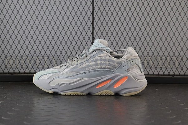 YEEZY 700 이너시아