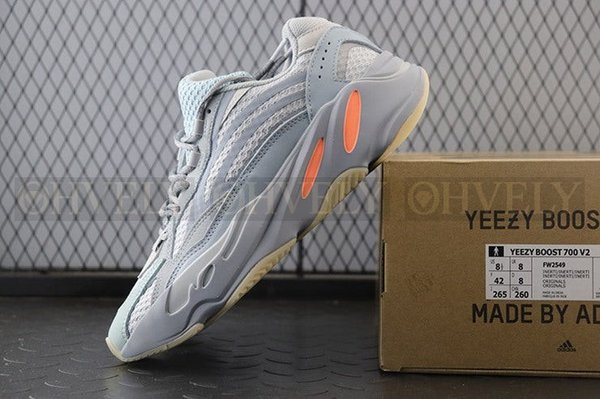 YEEZY 700 이너시아