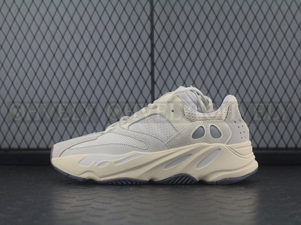 YEEZY 700 아날로그