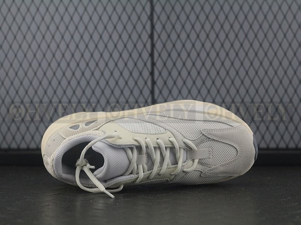 YEEZY 700 아날로그