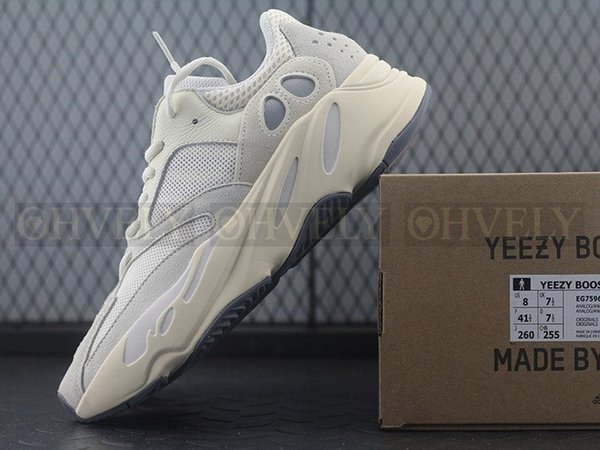 YEEZY 700 아날로그