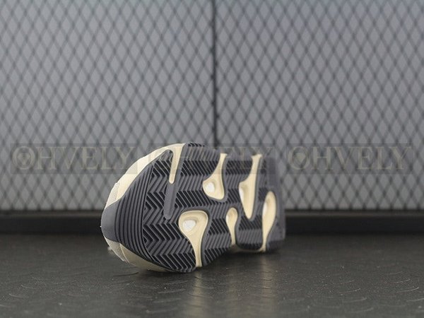 YEEZY 700 아날로그