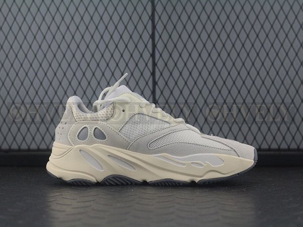 YEEZY 700 아날로그