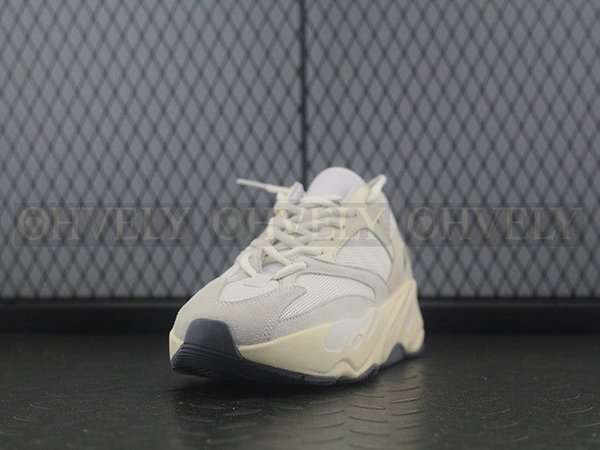 YEEZY 700 아날로그